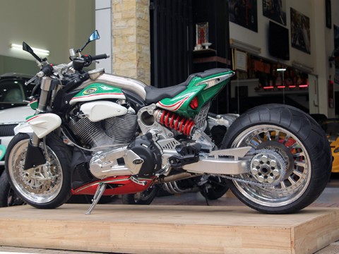 CR&S là tên một công ty độ xe có trụ sở ở Milan, Italy, được viết tắt từ cụm từ "Cafe Racers and Superbikes". DUU là mẫu xe mới nhất được CR&S ra mắt lần đầu tại triển lãm môtô EICMA năm 2009.